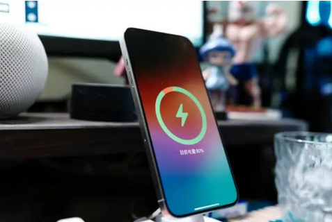 韶关苹果15换屏服务分享用什么充电器给iPhone15充电更好 